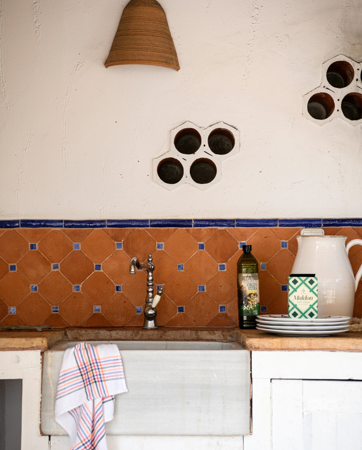 Lampenkap en theedoek lokaal gekocht. Kan vintage. Borden Walter Van Beirendonck voor Ikea. vtwonen special binnenkijken 06-2023 | productie Insidehomepage | fotografie Louis Lemaire | styling Inge van Lieshout