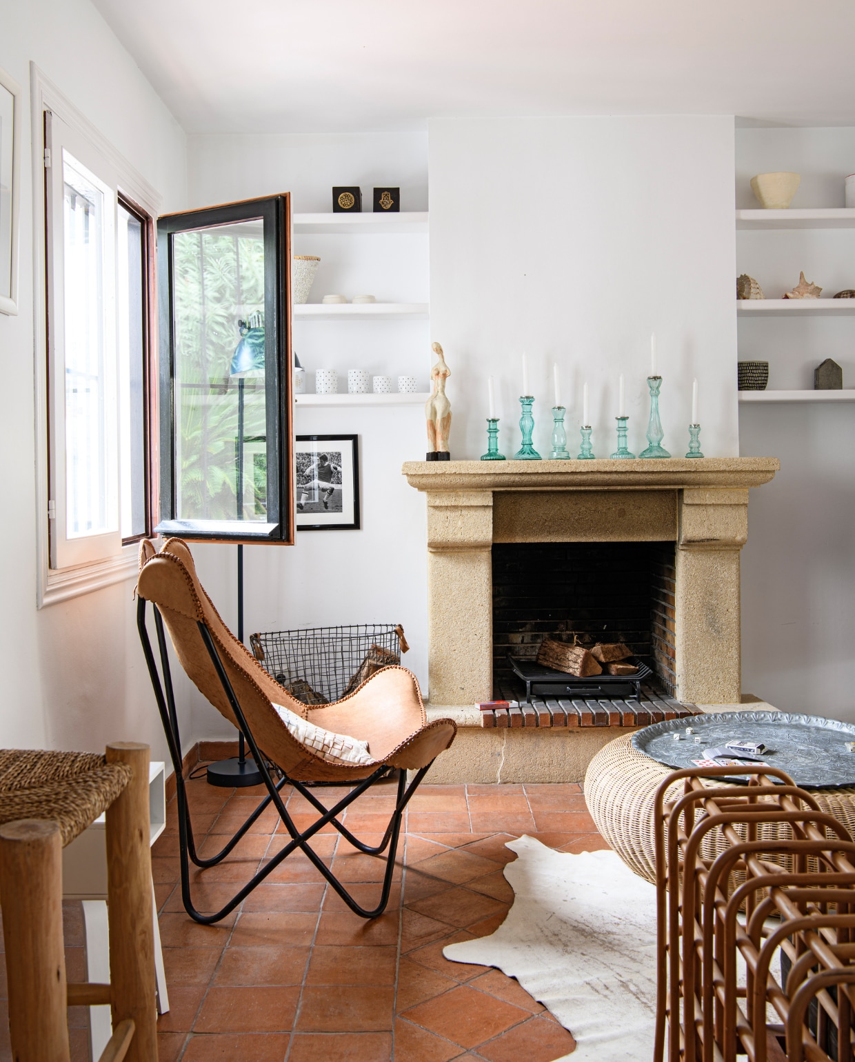 Vlinderstoel, mand, salontafel en kandelaars Marktplaats. Vloerkleed Loods 5. Kussen Missoni. Overig onbekend. vtwonen special binnenkijken 06-2023 | productie Insidehomepage | fotografie Louis Lemaire | styling Inge van Lieshout