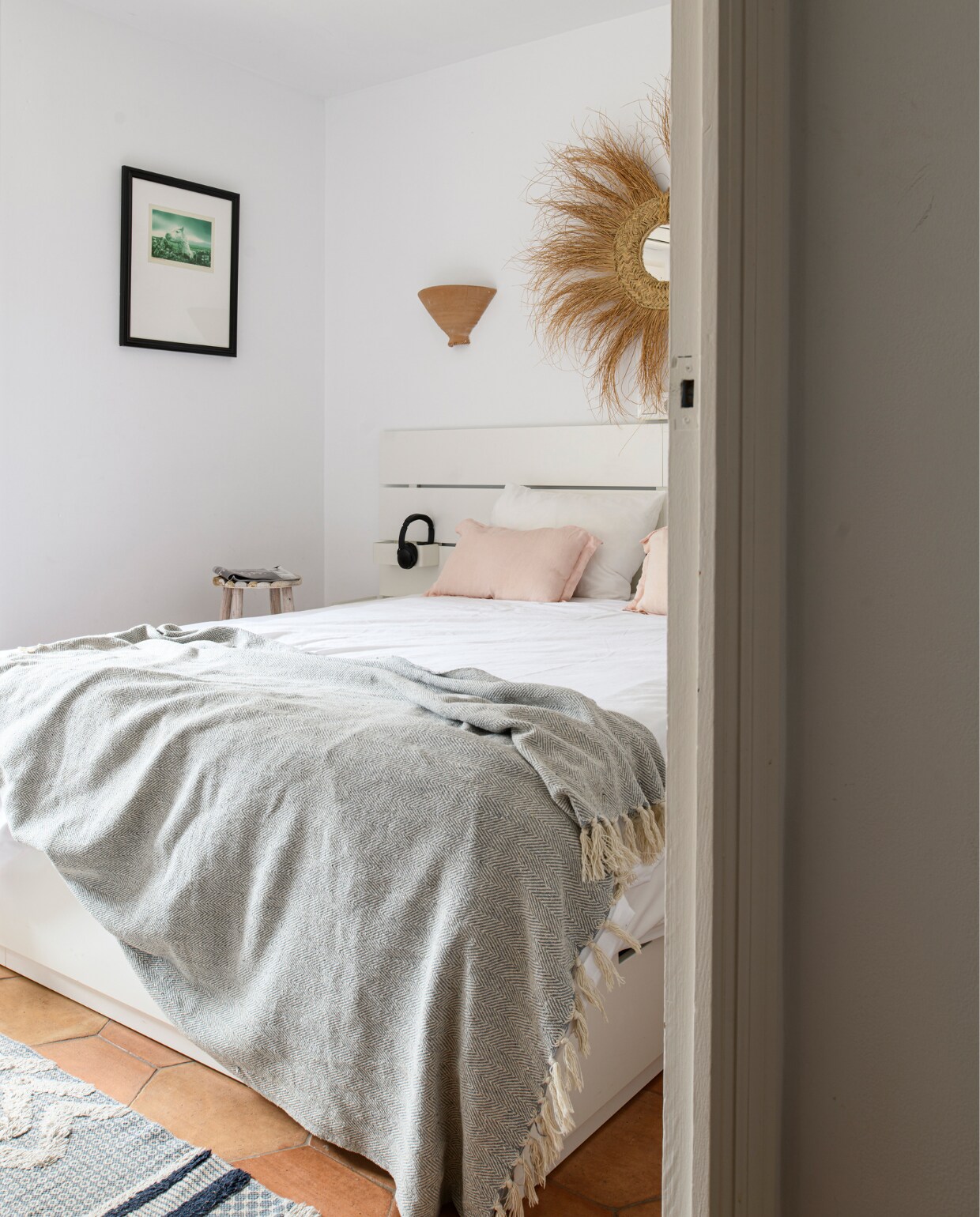 Kussens Zara Home. Vloerkleed, spiegel en lamp lokaal gekocht. Beddengoed en sprei onbekend. vtwonen special binnenkijken 06-2023 | productie Insidehomepage | fotografie Louis Lemaire | styling Inge van Lieshout