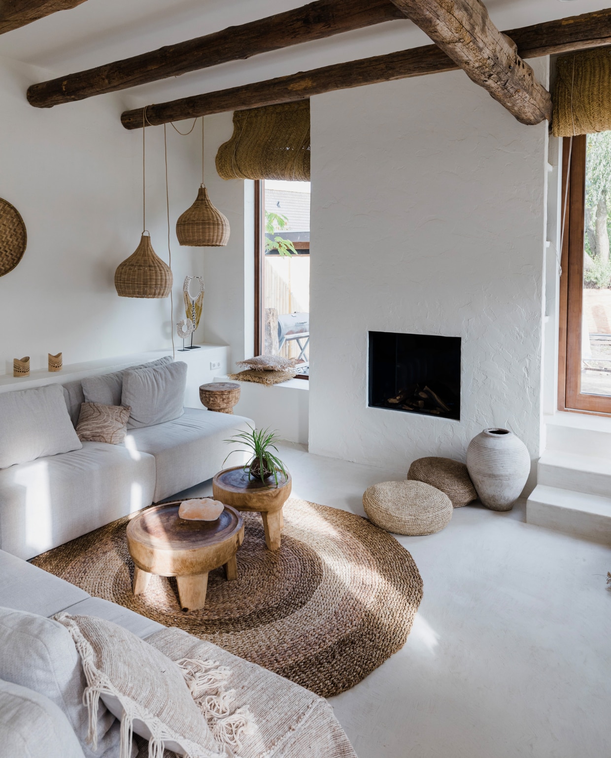 Vloer en muur gestuukt door Elite Deco, bank Passe Partout, zeegras rolgordijnen in Marokko laten maken. Overig Coco homeliving. vtwonen 08-2023 | fotografie Corine Hoge Bavel-Jansen