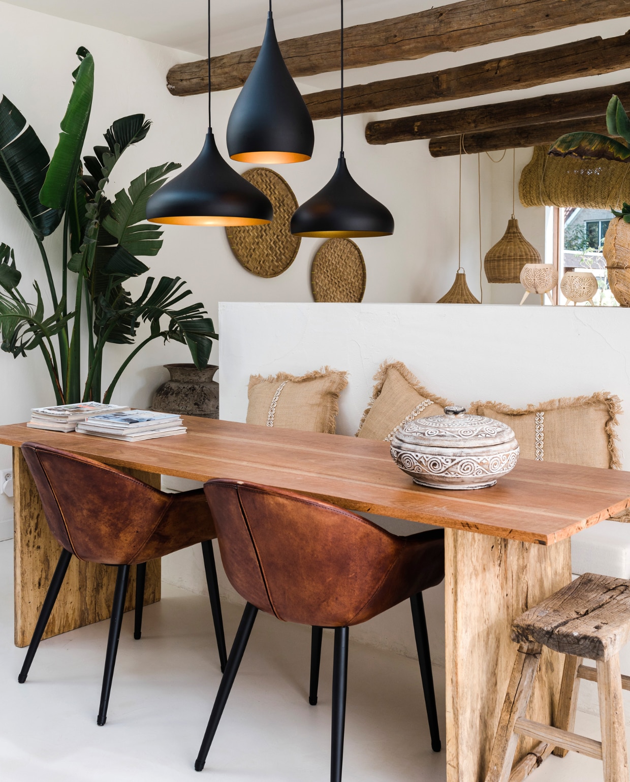 Vloer en muur gestuukt door Elite Deco, zwarte lampen Nova Luce, eetkamer-stoelen Goossens Wonen, eettafel in Indonesië laten maken, houten Chinese kruk Van Hees Design. Overig Coco homeliving. vtwonen 08-2023 | fotografie Corine Hoge Bavel-Jansen