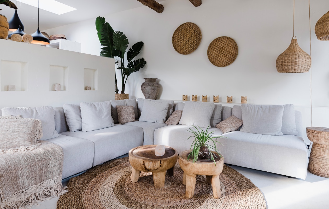 Vloer en muur gestuukt door Elite Deco, zwarte lampen Nova Luce, bank Passe Partout. Overig Coco homeliving. vtwonen 08-2023 | fotografie Corine Hoge Bavel-Jansen