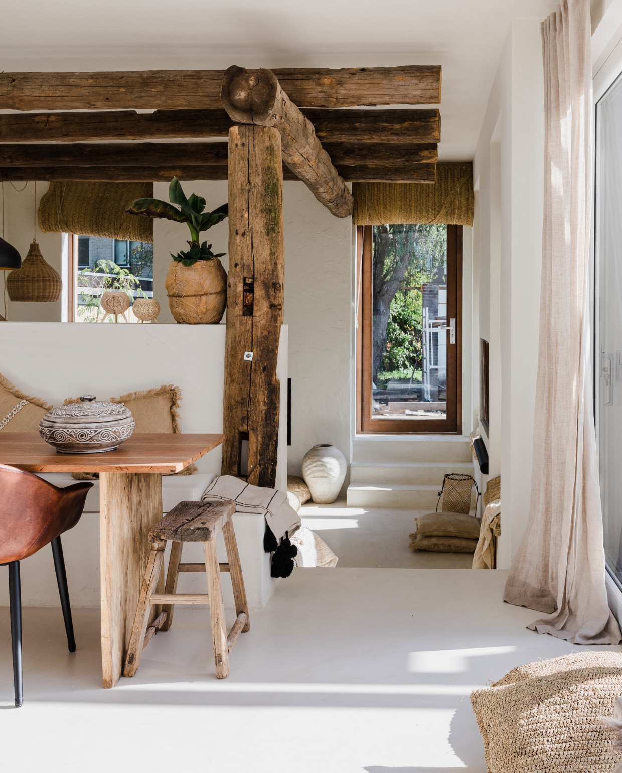 Vloer, muur en traptreden gestuukt door Elite Deco. Eetkamerstoelen Goossens Wonen, eettafel in Indonesië laten maken, houten Chinese kruk Van Hees Design. Zeegras rolgordijnen in Marokko laten maken, linnen gordijnen Ikea, gordijnroede stok uit het bos. Overig Coco homeliving. vtwonen 08-2023 | fotografie Corine Hoge Bavel-Jansen