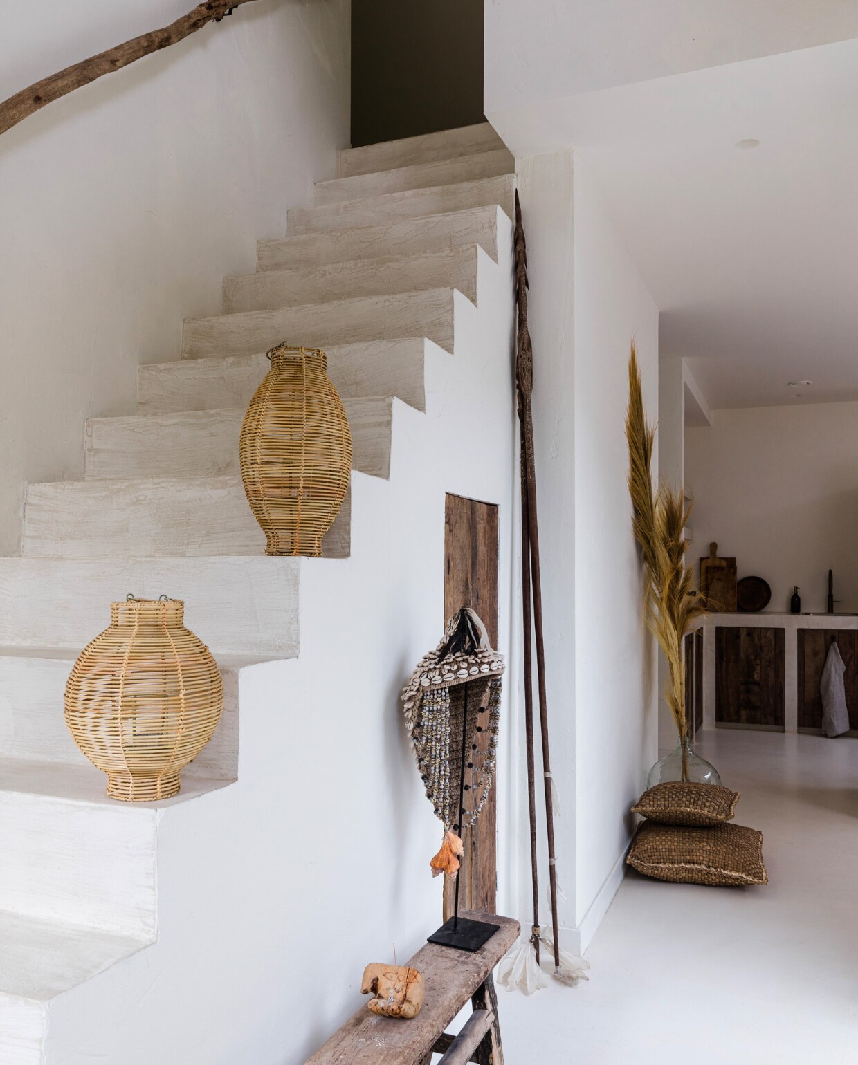 Vloer, muur, keuken en trap gestuukt door Elite Deco. Houten Chinees bankje Van Hees Design, deur onder trap Van Feij houthandel, trapleuning stok uit het bos. Overig Coco homeliving. vtwonen 08-2023 | fotografie Corine Hoge Bavel-Jansen