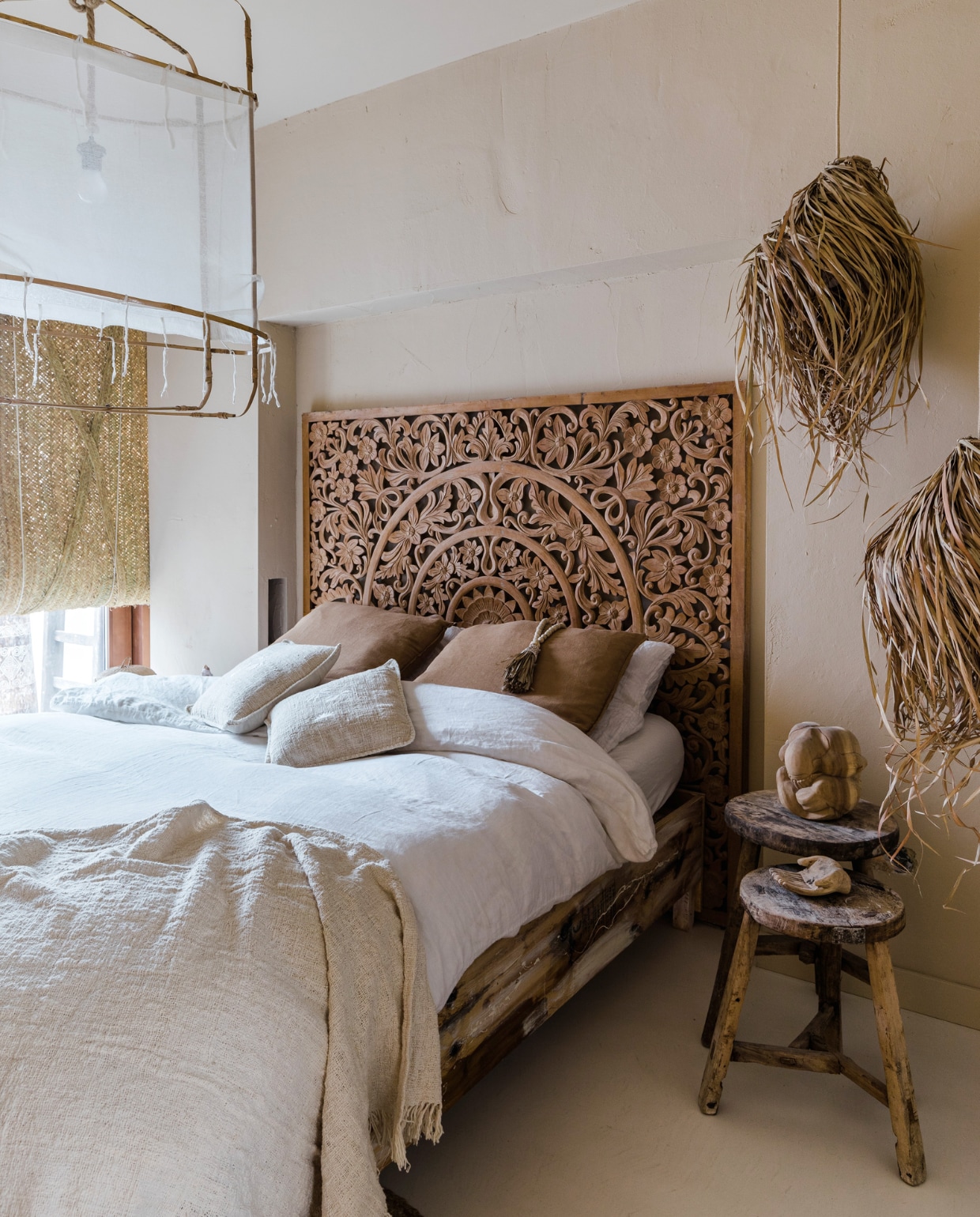 Muurverf Dadel van Flexa, houten Chinese krukken Van Hees Design. Overig Coco homeliving. vtwonen 08-2023 | fotografie Corine Hoge Bavel-Jansen