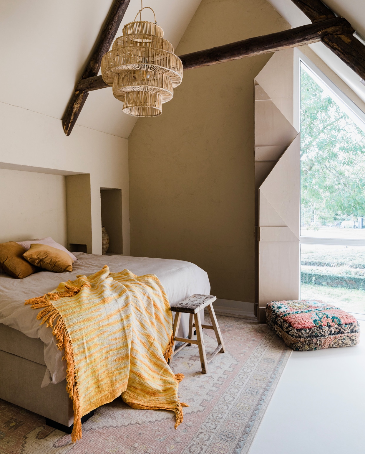Muurverf Dadel van Flexa, houten Chinese kruk Van Hees Design, Marokkaanse poef Tamegrouteshop, webbing dressoir Jysk. Overig Coco homeliving. vtwonen 08-2023 | fotografie Corine Hoge Bavel-Jansen