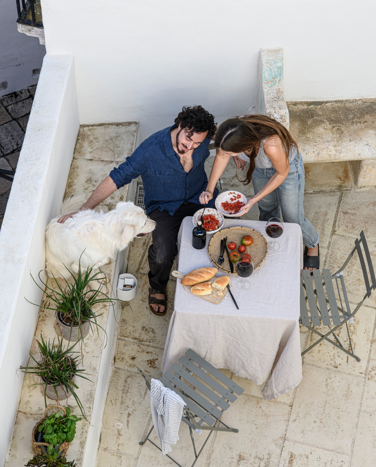 Ludovica en Stefano met hun hond Agata. vtwonen special binnenkijken 06-2023 | productie Insidehomepage | fotografie Louis Lemaire | styling Marit Saladini