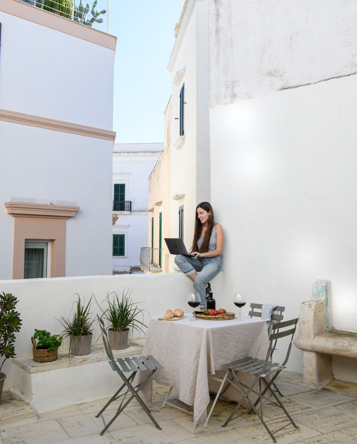 Tafel tweedehands. Bistrostoelen Alice’s Garden. Overig onbekend. vtwonen special binnenkijken 06-2023 | productie Insidehomepage | fotografie Louis Lemaire | styling Marit Saladini