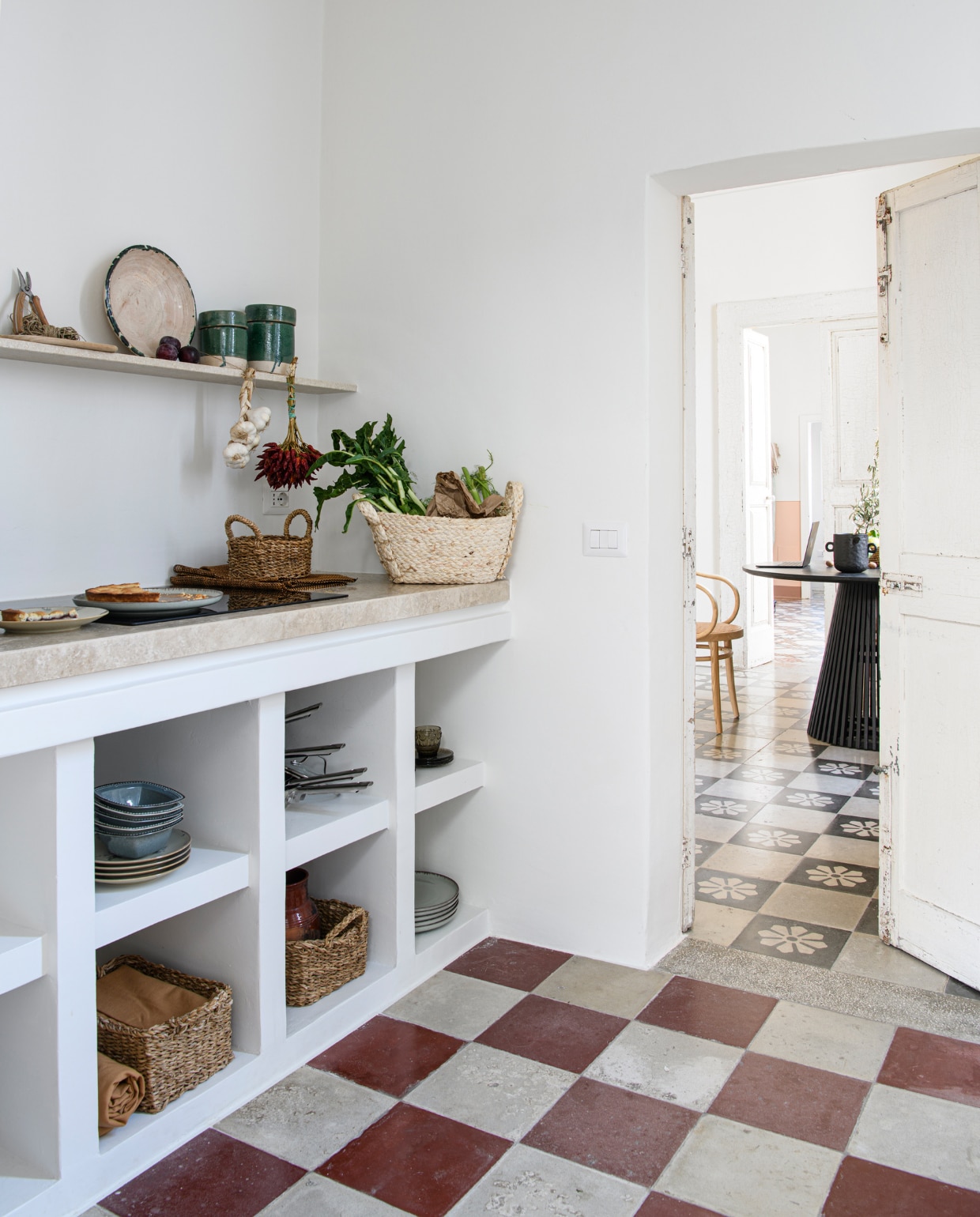 Grijs servies Zara Home. Zeegras manden Green Picnic. Tafel Westwing. Stoel gemaakt door lokale timmerman. Vergelijkbare tegels Mosaic Factory. Overig tweedehands of onbekend. vtwonen special binnenkijken 06-2023 | productie Insidehomepage | fotografie Louis Lemaire | styling Marit Saladini