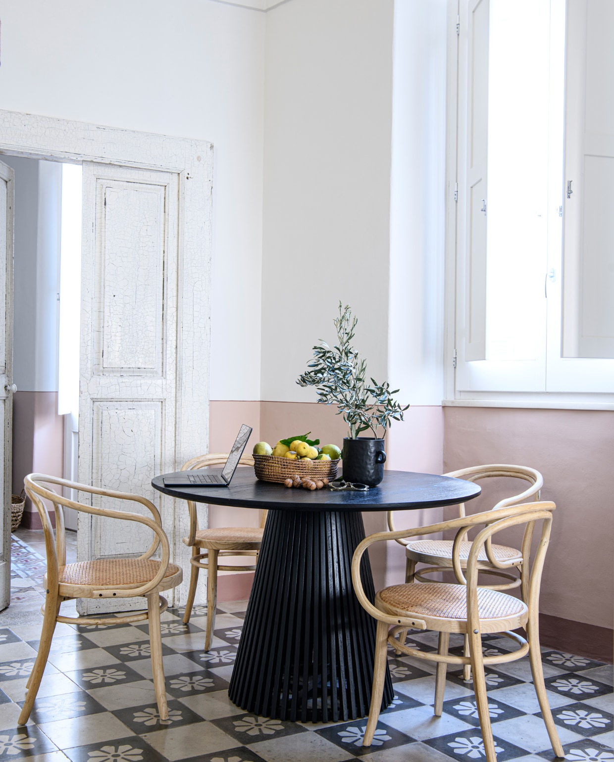 Tafel Westwing. Stoelen gemaakt door lokale timmerman. Mand lokaal gekocht. Vaas Broste Copenhagen. Vergelijkbare verfkleuren Vleugje Appel en Midden Appel van Flexa. vtwonen special binnenkijken 06-2023 | productie Insidehomepage | fotografie Louis Lemaire | styling Marit Saladini