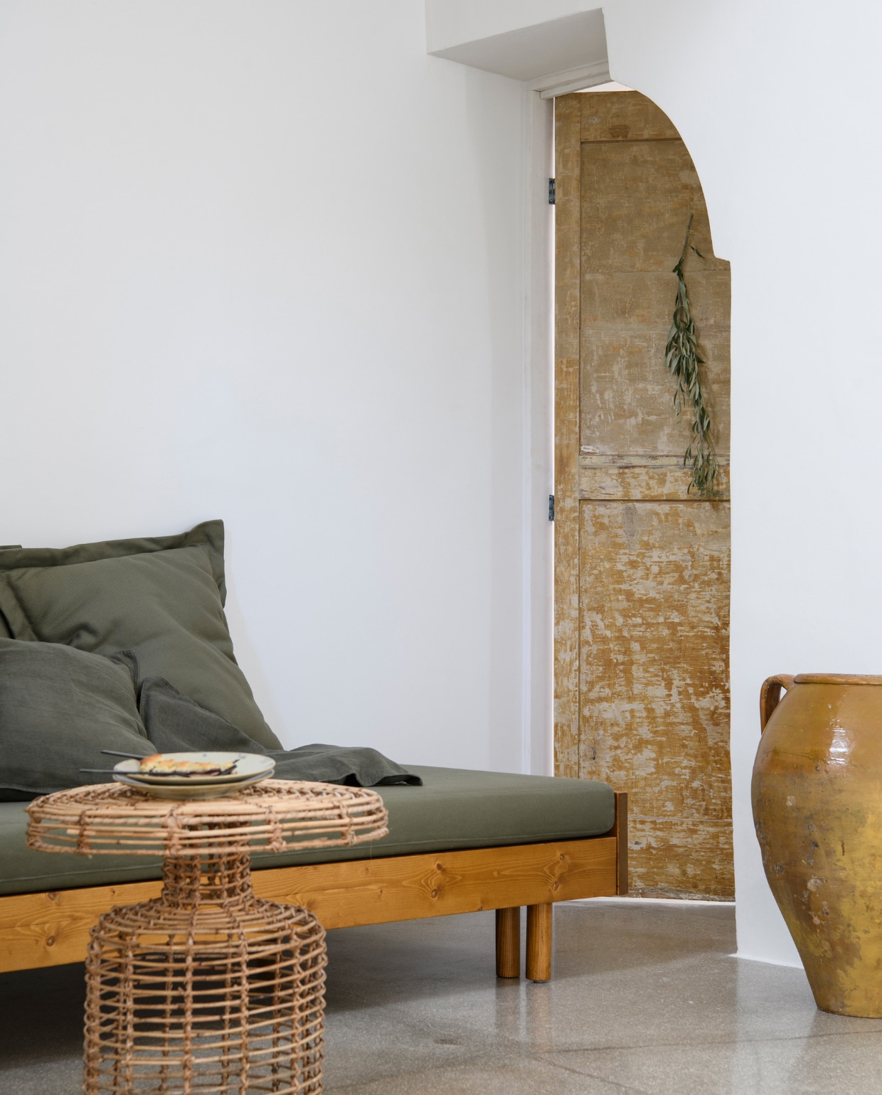 Divan lokale timmerman. Rotan tafel van de markt. vtwonen special binnenkijken 06-2023 | productie Insidehomepage | fotografie Louis Lemaire | styling Marit Saladini