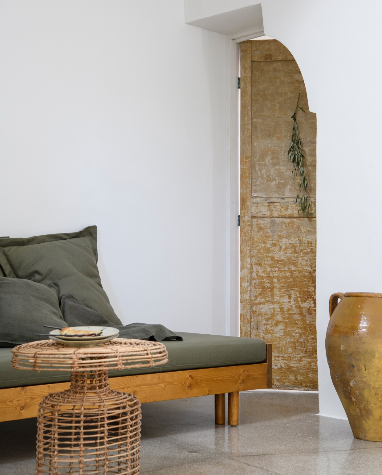 Divan lokale timmerman. Rotan tafel van de markt.  vtwonen special binnenkijken 06-2023 | productie Insidehomepage | fotografie Louis Lemaire | styling Marit Saladini
