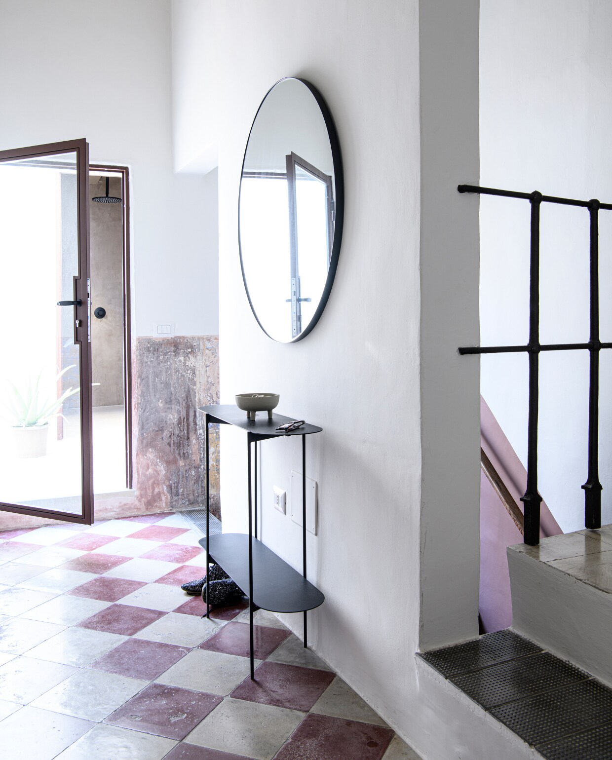 Consoletafel Made in Design. Spiegel House Doctor. Overig onbekend. vtwonen special binnenkijken 06-2023 | productie Insidehomepage | fotografie Louis Lemaire | styling Marit Saladini