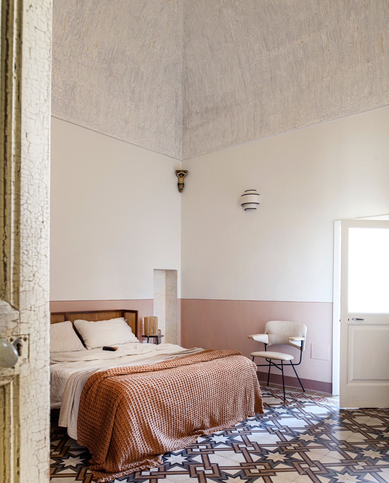 Bed La Redoute. Bijzettafel Bloomingville. Wandlamp Opjet, Stoel vintage. Overig onbekend. vtwonen special binnenkijken 06-2023 | productie Insidehomepage | fotografie Louis Lemaire | styling Marit Saladini