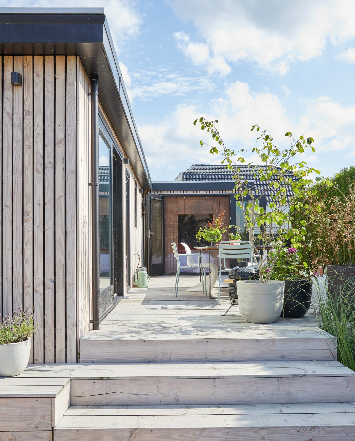 Buitenkant van vakantiechalet van 70 m² in Lathum. vtwonen 08-2023 | styling Linda van der Ham | fotografie Simone de Geus
