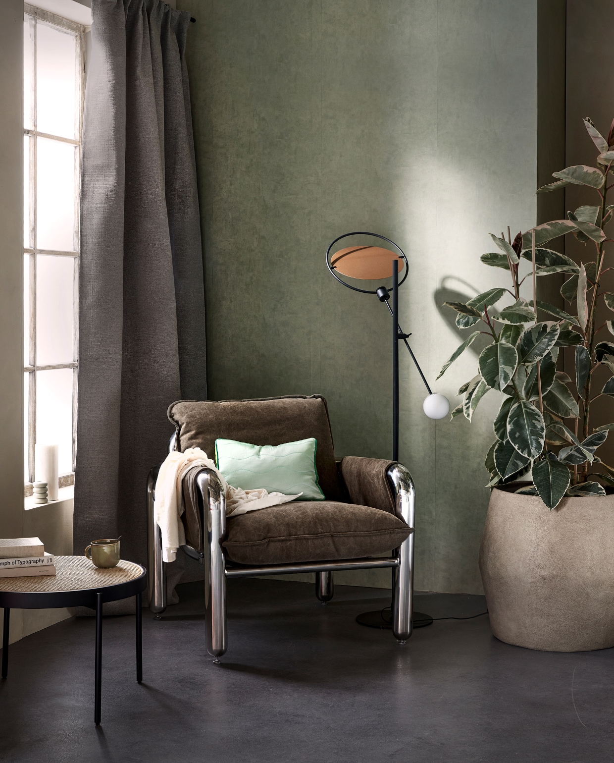 Verduisterend kant-en-klaar gordijn Drizzle in Flax 1291, 140x270 cm (bxh). M.m.v. hkliving.com (fauteuil, kussen, mok), zuiver.com (bijzettafel, vloerlamp), vtwonen.be/shop (bloempot van Serax), eijffinger.com (behang Unify in 333220). Overig privébezit. vtwonen 08-2023 | styling Marlies Does | fotografie Peggy Janssen