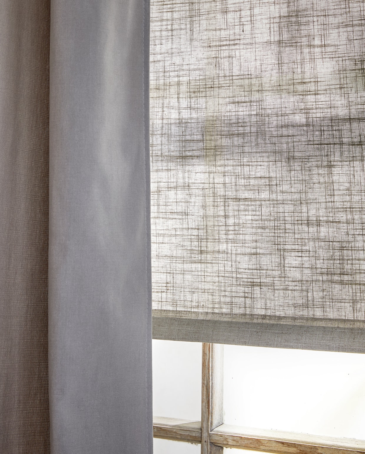 Lichtdoorlatend kant-en-klaar gordijn Denim Flax in taupe 1254, 140x270 cm (bxh), transparant kant-en-klaar rolgordijn Beach in zand 5916, 60x190 cm (bxh) (verkrijgbaar in meerdere breedtematen). vtwonen 08-2023 | styling Marlies Does | fotografie Peggy Janssen