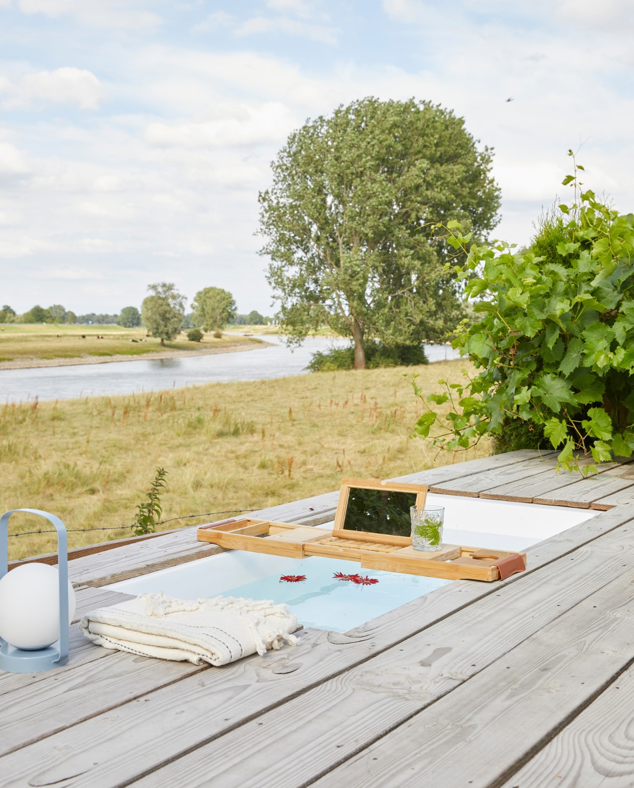 Handdoek uit Ibiza, bad Marktplaats, bamboe badrek gekregen van een vriendin, lamp onbekend. vtwonen 08-2023 | styling Linda van der Ham | fotografie Simone de Geus