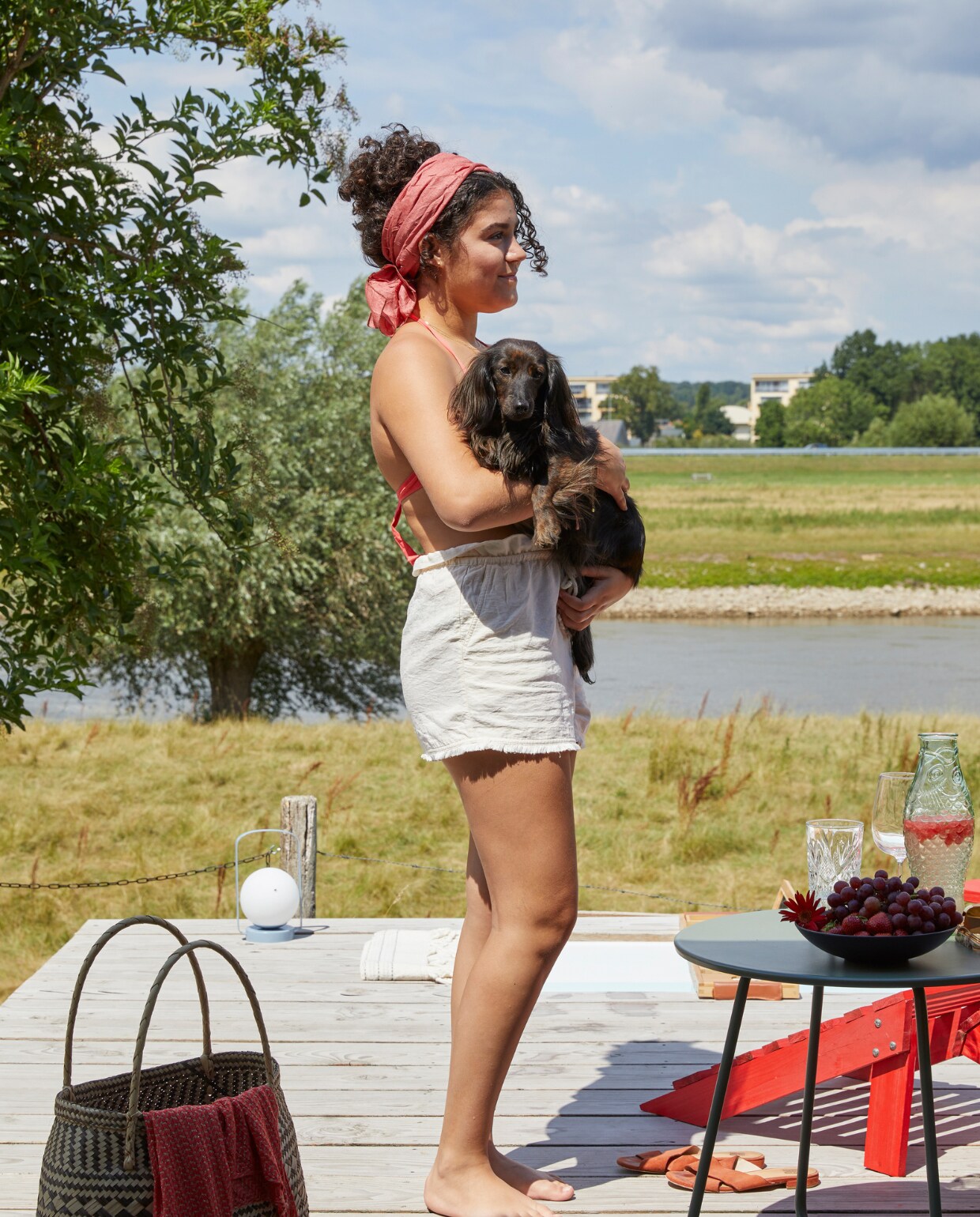 Bijzettafel Karwei, mand uit Afrika, Adirondack-stoel vidaXL. Overig onbekend. vtwonen 08-2023 | styling Linda van der Ham | fotografie Simone de Geus
