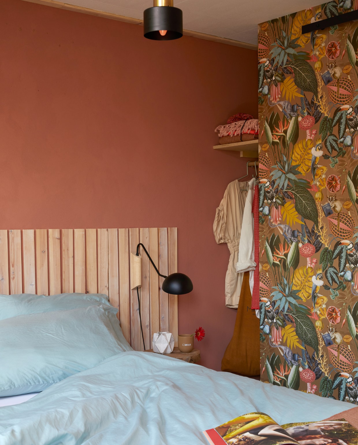 Wandlamp Sklum, plafondlamp vintage. Lambrisering zelfgemaakt, wandverf zelfgemengd, behang Wonderland Tropical Plum van Holden Decor. Kandelaar in opdracht gemaakt, mok moederdagcadeau, overig onbekend. vtwonen 08-2023 | styling Linda van der Ham | fotografie Simone de Geus