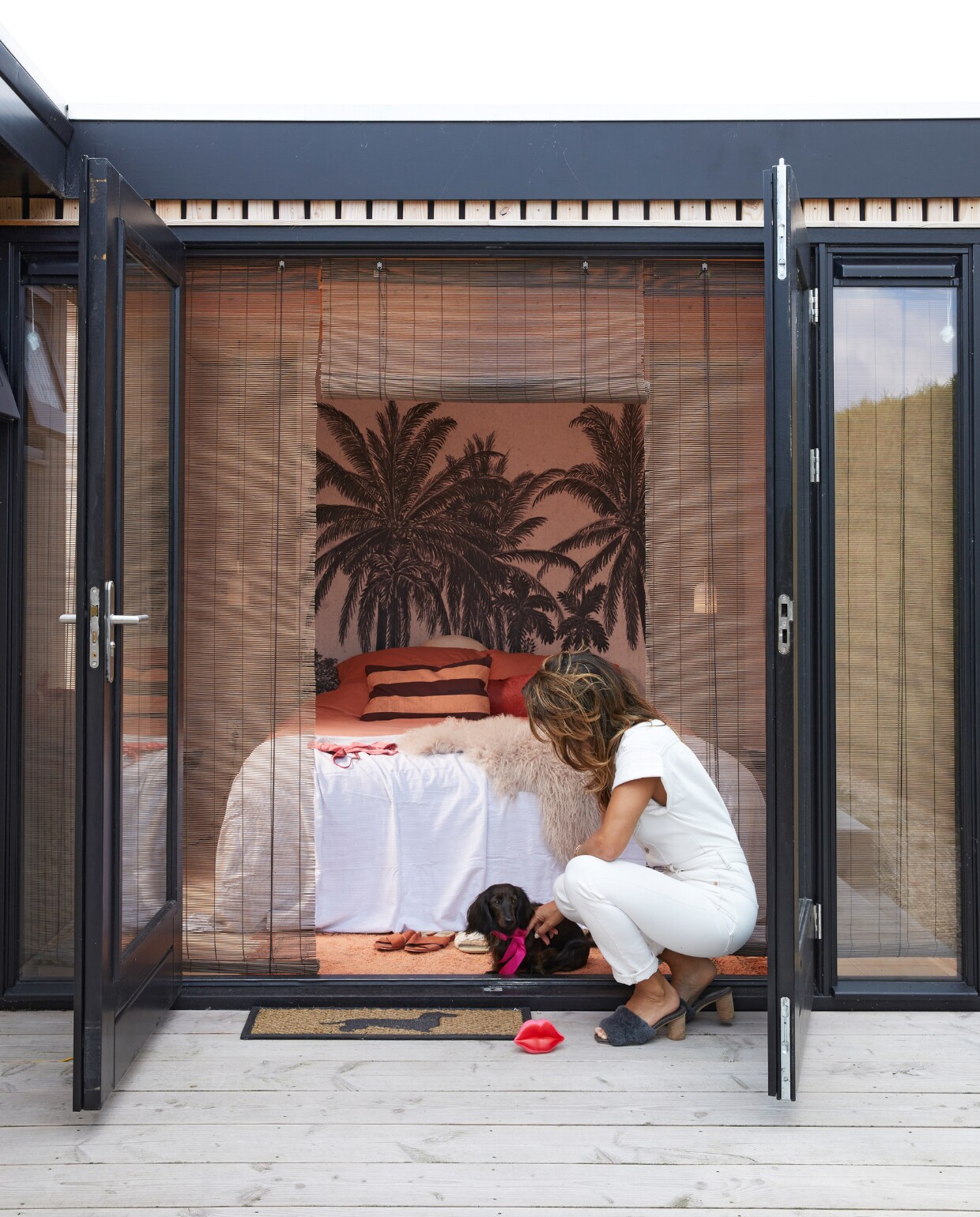 Palmboombehang Karwei, lampen Made, kussen HKliving, raambekleding Hornbach, overig onbekend. vtwonen 08-2023 | styling Linda van der Ham | fotografie Simone de Geus