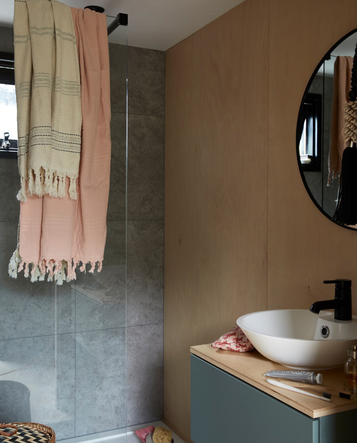 Wastafelmeubel en wasbak Ikea, blad van berken multiplex, betonlook wandpanelen Dumaplast, andere wand berken multiplex gelakt met bootlak, overig onbekend. vtwonen 08-2023 | styling Linda van der Ham | fotografie Simone de Geus