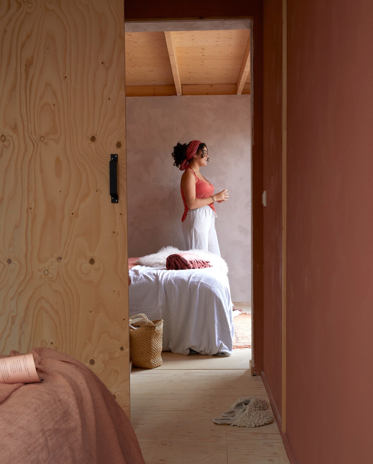 Op de achterwand muurverf in Bleek Roze van Karwei, vloeren van underlayment behandeld met een tweecomponentenlak met een beetje wit erin, overig onbekend. vtwonen 08-2023 | styling Linda van der Ham | fotografie Simone de Geus