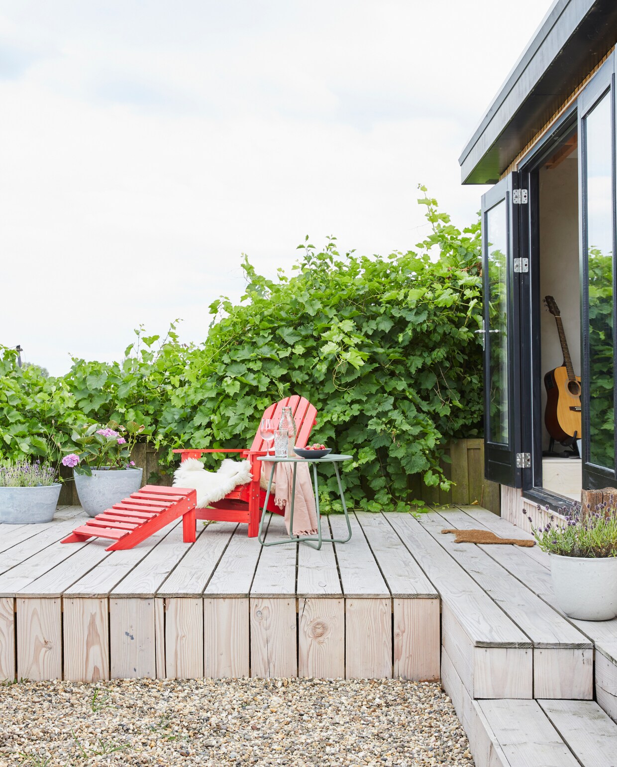 Adirondack-stoel vidaXL, bijzettafel Karwei. vtwonen 08-2023 | styling Linda van der Ham | fotografie Simone de Geus