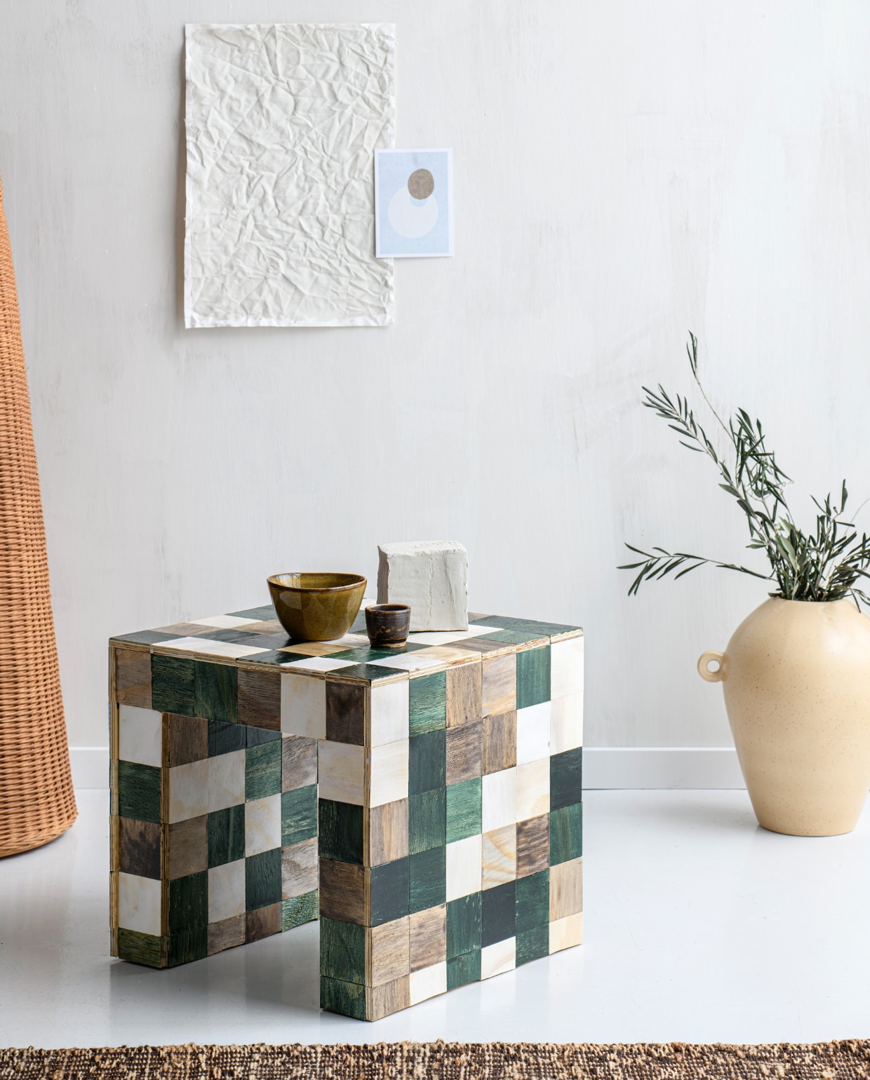 Jute vloerkleed Original van HKliving, 70x200 cm, gevlochten rotan vloerlamp Dou van Ferm Living, 71x131 cm (Øxh), keramieken vaas Quiet van Urban Nature Culture € 69,99 (vtwonen.be/shop). Overig privébezit. vtwonen 08-2023 | styling Kelly van Gendt | fotografie Louis Lemaire