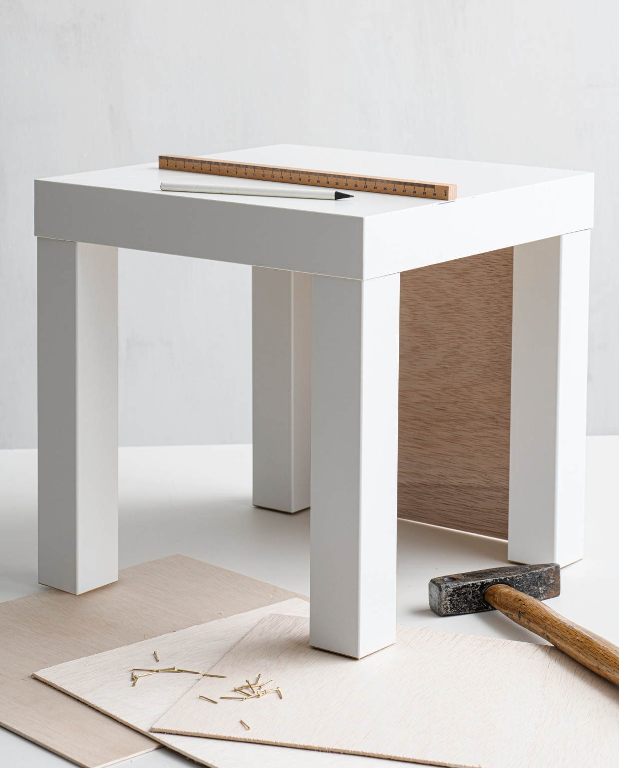 Bijzettafel Lack, 35x35x35 cm € 6,99 (ikea.nl) vtwonen 08-2023 | styling Kelly van Gendt | fotografie Louis Lemaire