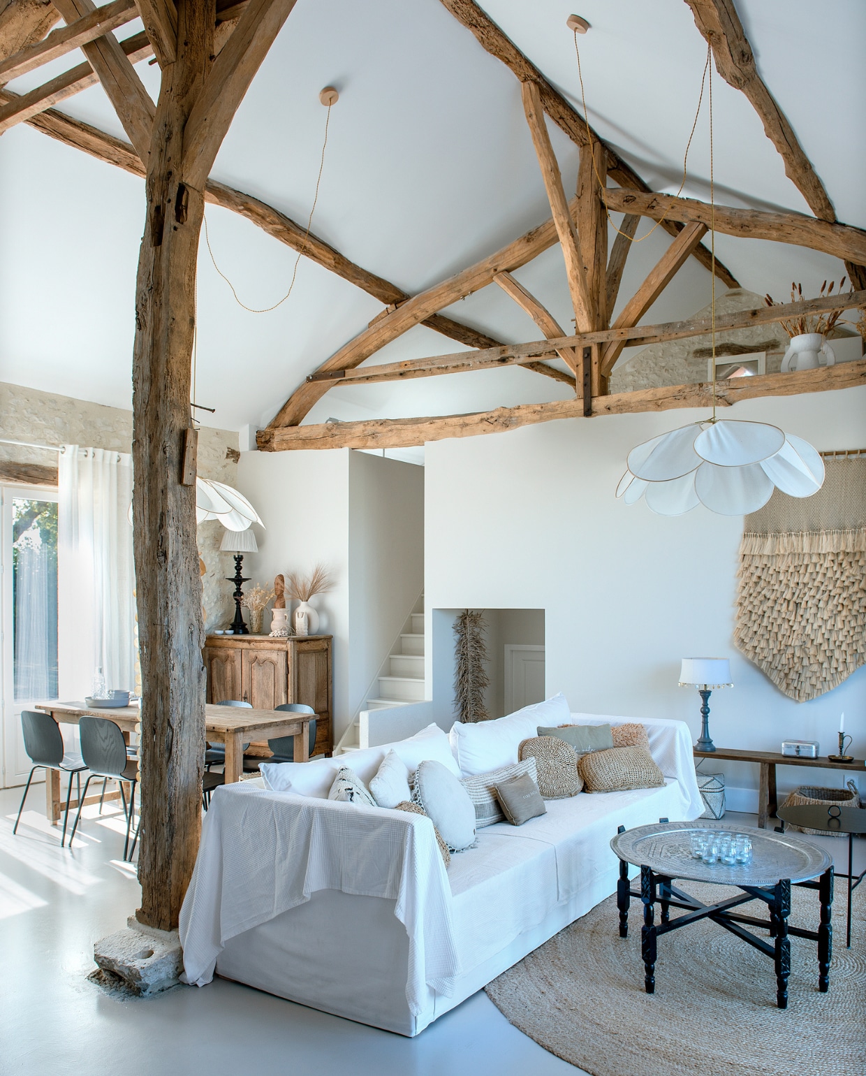 Bank, vloerkleed, salontafel en tafellampen Tine K Home. Hanglampen Georges. Wandkleed Couleur Locale. Kussens Zusss. Stoelen Ikea. Vaas H&amp;M Home, wit beeldje Madame Stoltz. Eettafel, houten bank en kastje brocante. Overig onbekend. vtwonen special binnenkijken 06-2023 | fotografie Ton Bouwer | productie Monique van der Pauw