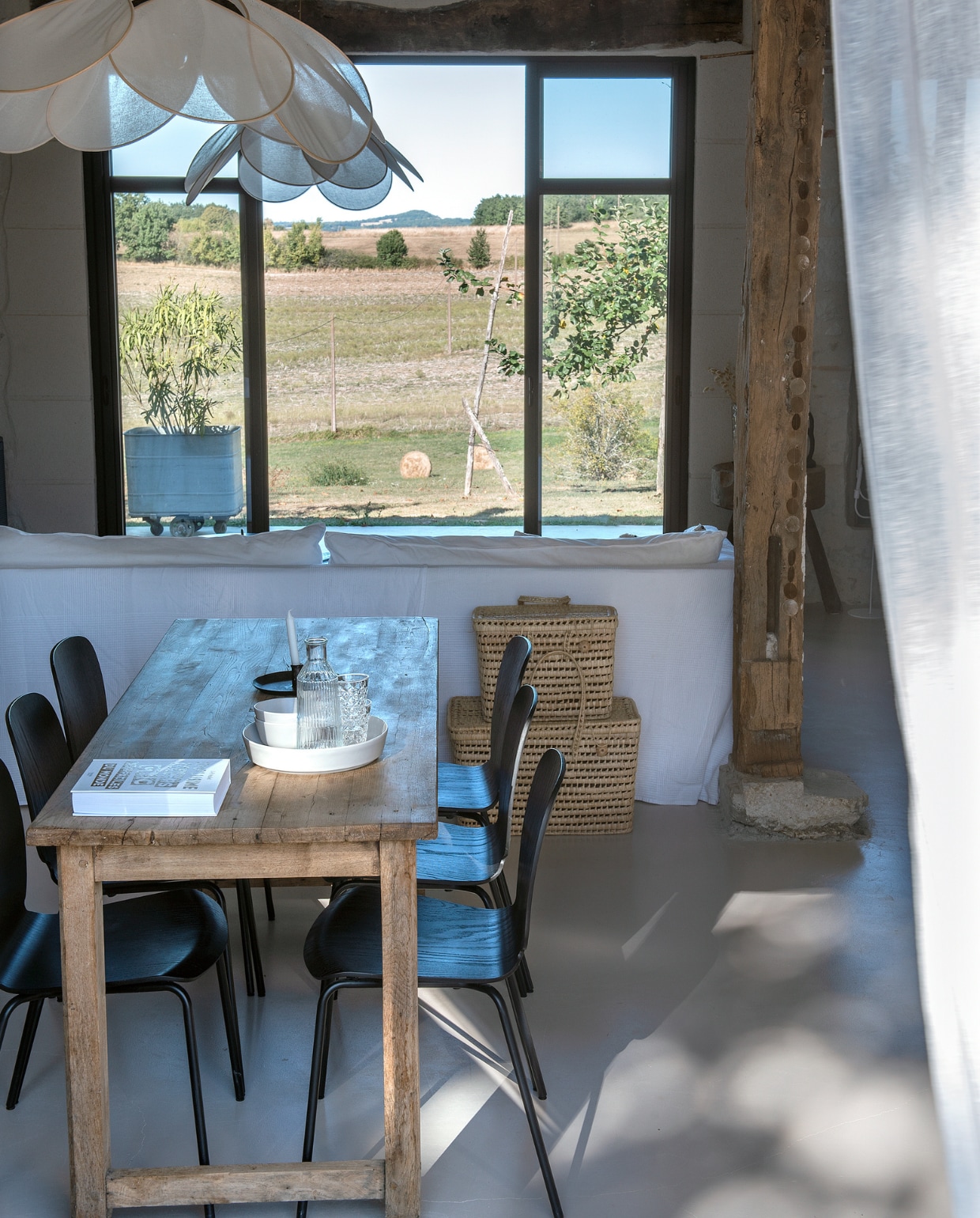 Stoelen Ikea. Lampen Georges. Tafel brocantezaak. Bank en manden Tine K Home. Overig onbekend. vtwonen special binnenkijken 06-2023 | fotografie Ton Bouwer | productie Monique van der Pauw