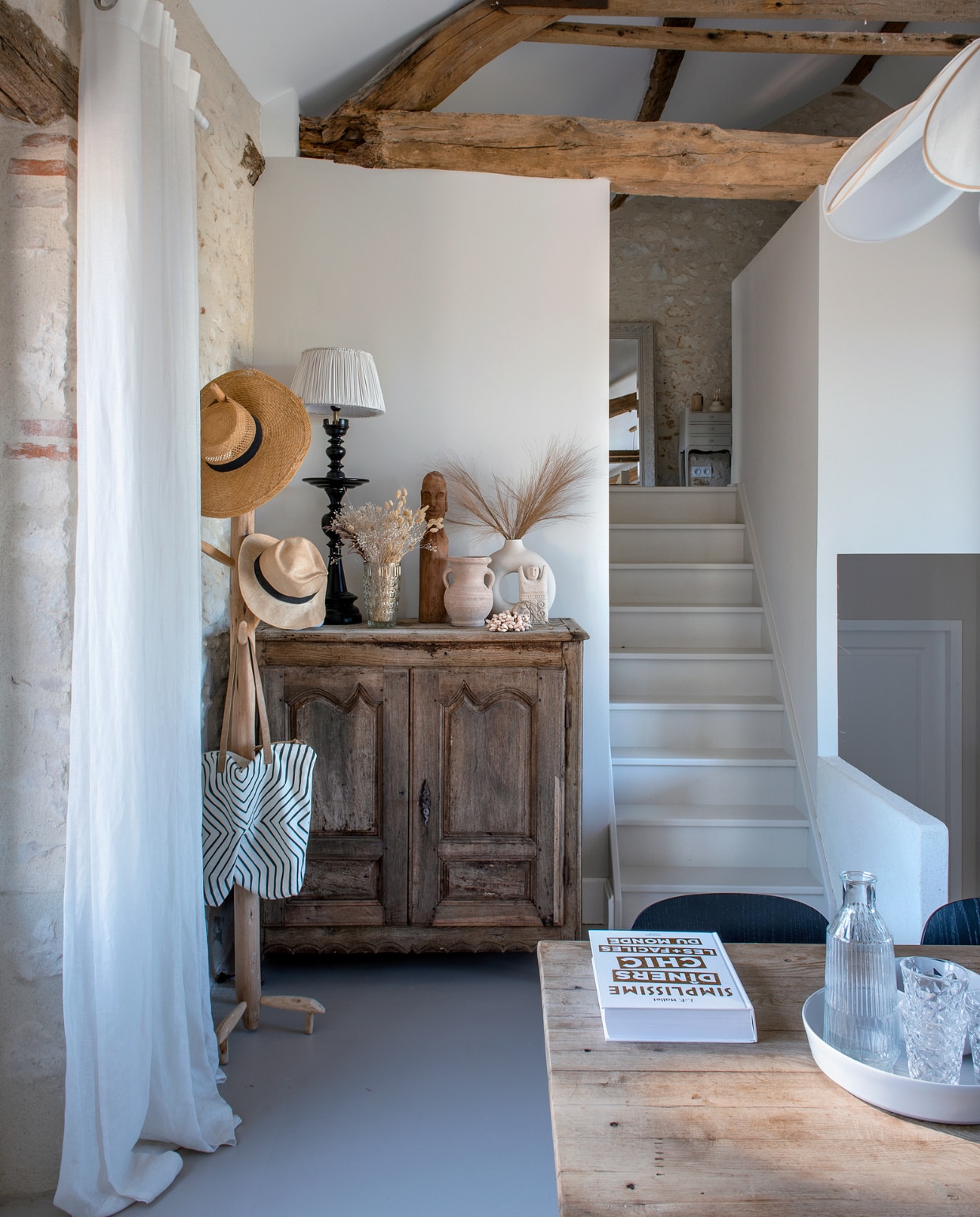 Kast, hoeden, tafel, nachtkast en spiegel brocante. Tafellamp Tine K Home. Hanglamp Georges. Witte vaas H&amp;M Home. Wit beeld Bloomingville. Overig onbekend. vtwonen special binnenkijken 06-2023 | fotografie Ton Bouwer | productie Monique van der Pauw