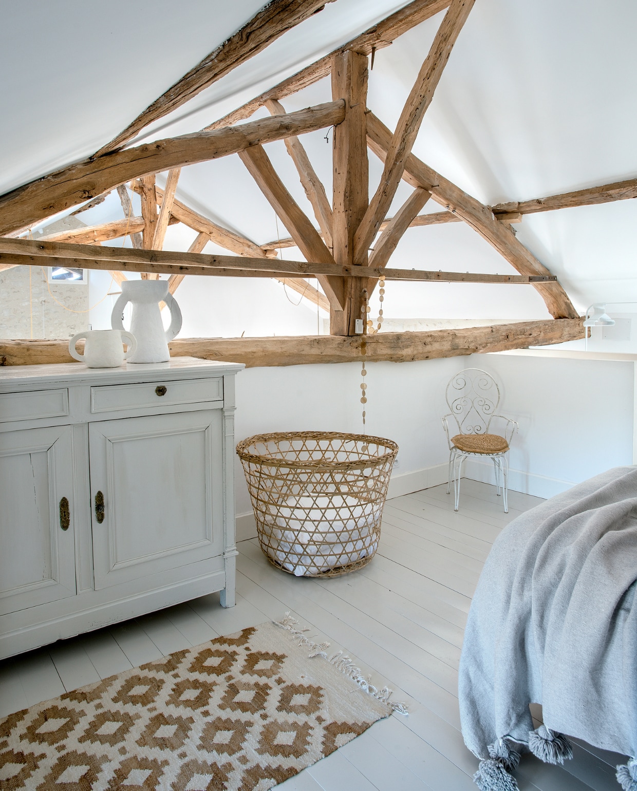 Kast en stoel brocante. Mand Tine K Home. Vloerkleed en plaid H&amp;M Home. Overig onbekend. vtwonen special binnenkijken 06-2023 | fotografie Ton Bouwer | productie Monique van der Pauw