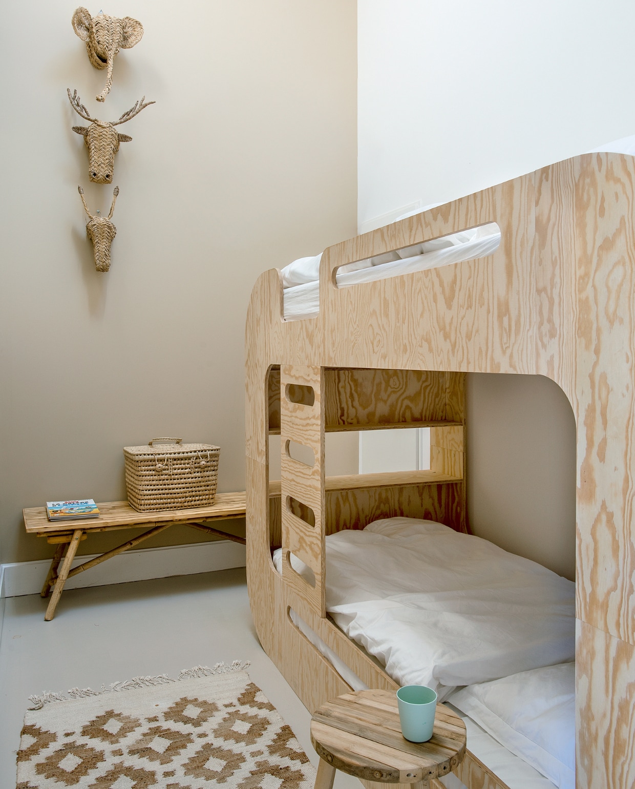 Stapelbed Mon Lit Cabane. Bank, kruk en mand Tine K Home. Beddengoed Hema. Vloerkleed H&amp;M Home. Dierenkoppen Marktplaats. Overig onbekend. vtwonen special binnenkijken 06-2023 | fotografie Ton Bouwer | productie Monique van der Pauw