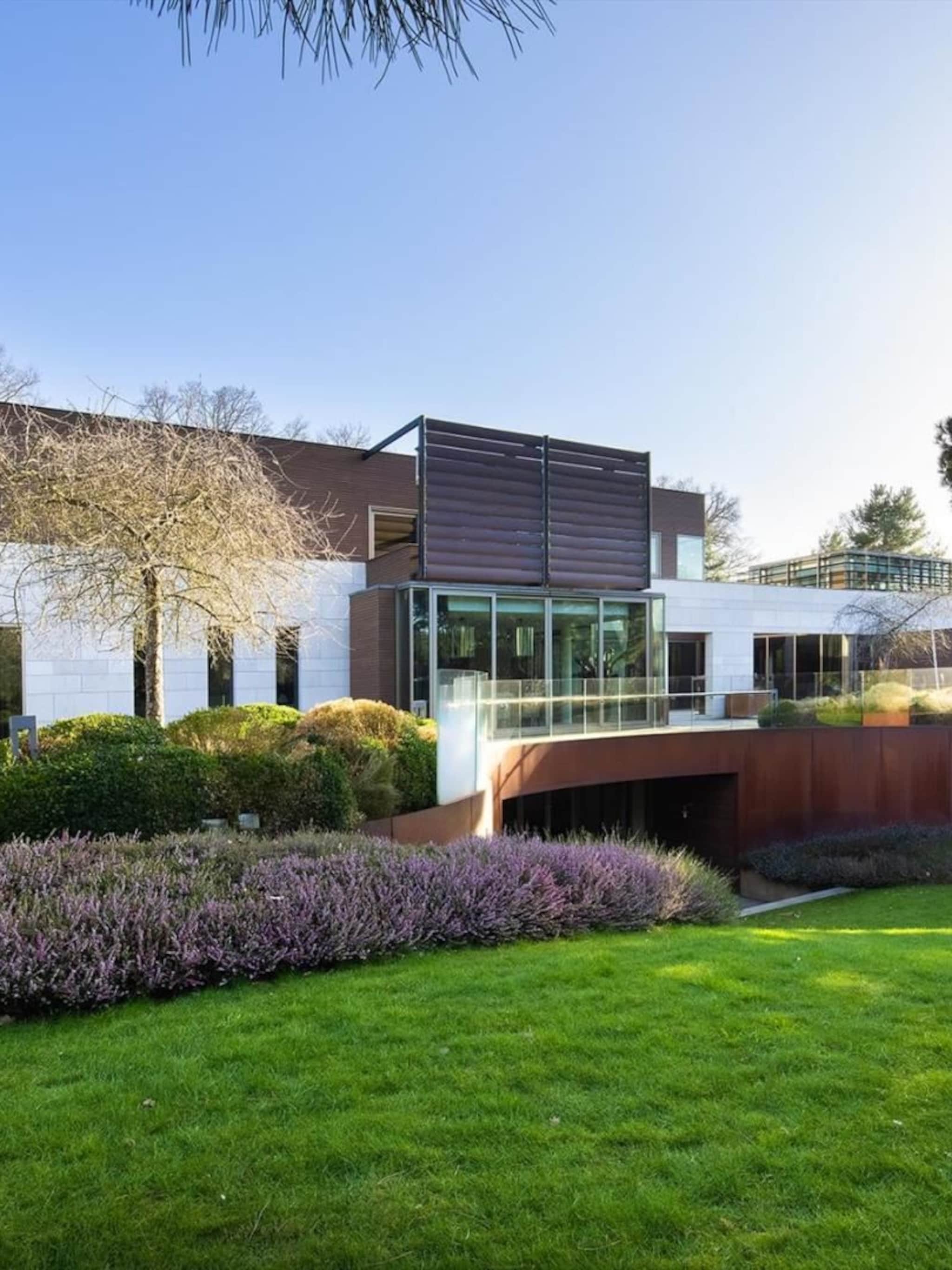 gespot gigantische villa in brabant met eigen bioscoop