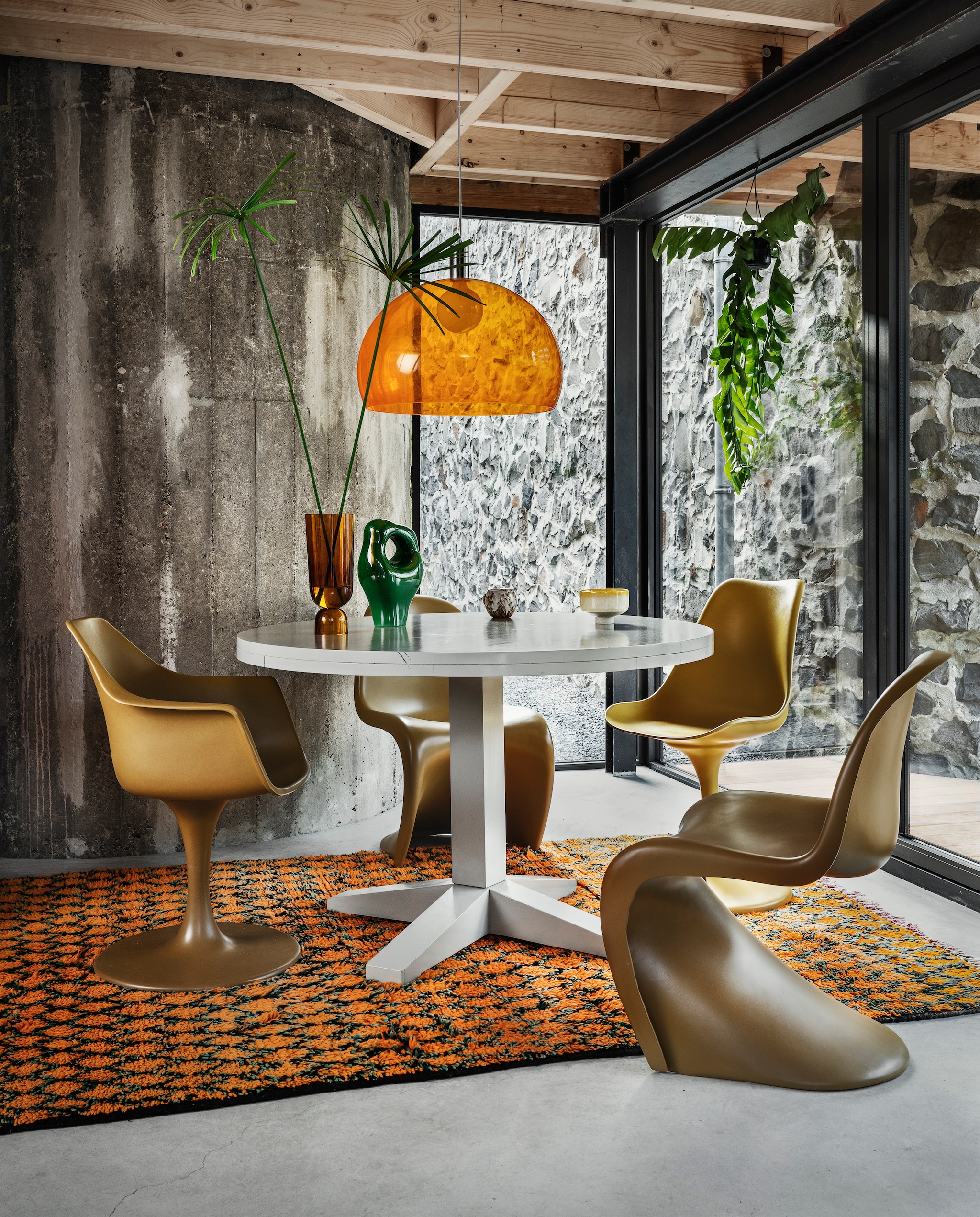 Mangohouten eettafel Deck in kleur Clay van vtwonen, 120x78 cm (Øxh) € 749,-, lamp van Kartell € 243,-, vaas van Hay € 85,-, mok met oor van Bloomingville € 11,35 (vtwonen.nl). Stoel met poot € 439,-, S-chair € 595,- (householdhardware.nl). Vintage karpet, 267x170 cm € 890,- (rozenkelim.nl). Keramisch ornament Glossy Green € 79,95 (hkliving.nl). Kom op voet € 44,95 (pietheineek.nl). vtwonen 2022-02 | Fotografie Stan Koolen, styling Marianne Luning