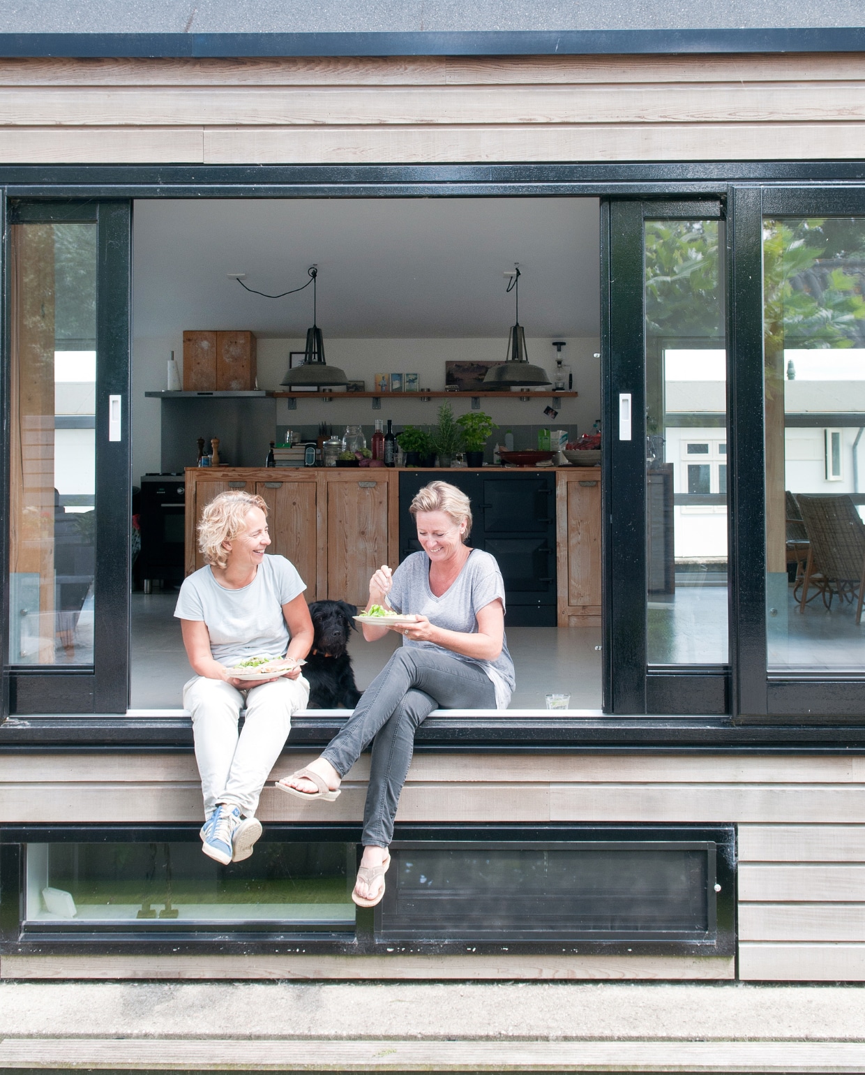 Natasha (links) en Angelique, met achter zich de keuken _ precies in het midden van de boot. vtwonen 03-2017 | styling Irene van den Brink | fotografie Suzanne Paap