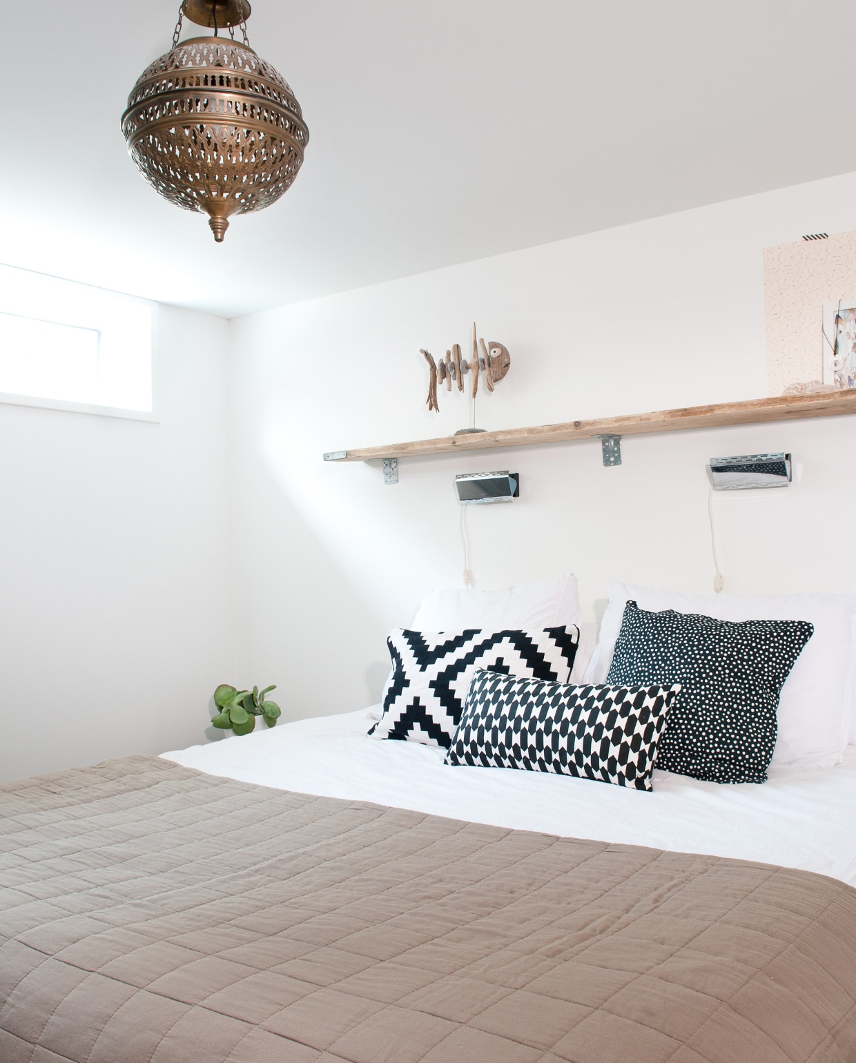 De steigerhouten plank is gemaakt door houtbewerker Marcel Dijker (www.dijkstijl.com). Sprei, kussens en bedlampjes Ikea. vtwonen 03-2017 | styling Irene van den Brink | fotografie Suzanne Paap
