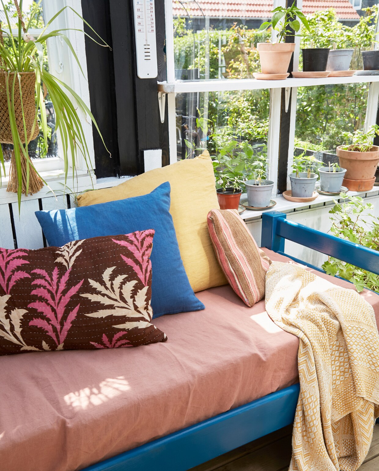 Kussens Smukt Brugt, Ikea en uit Marokko. Daybed zelfgemaakt. vtwonen special binnenkijken 06-2023 | productie Living Inside | fotografie Anitta Behrendt | styling Rikke Graff Juel