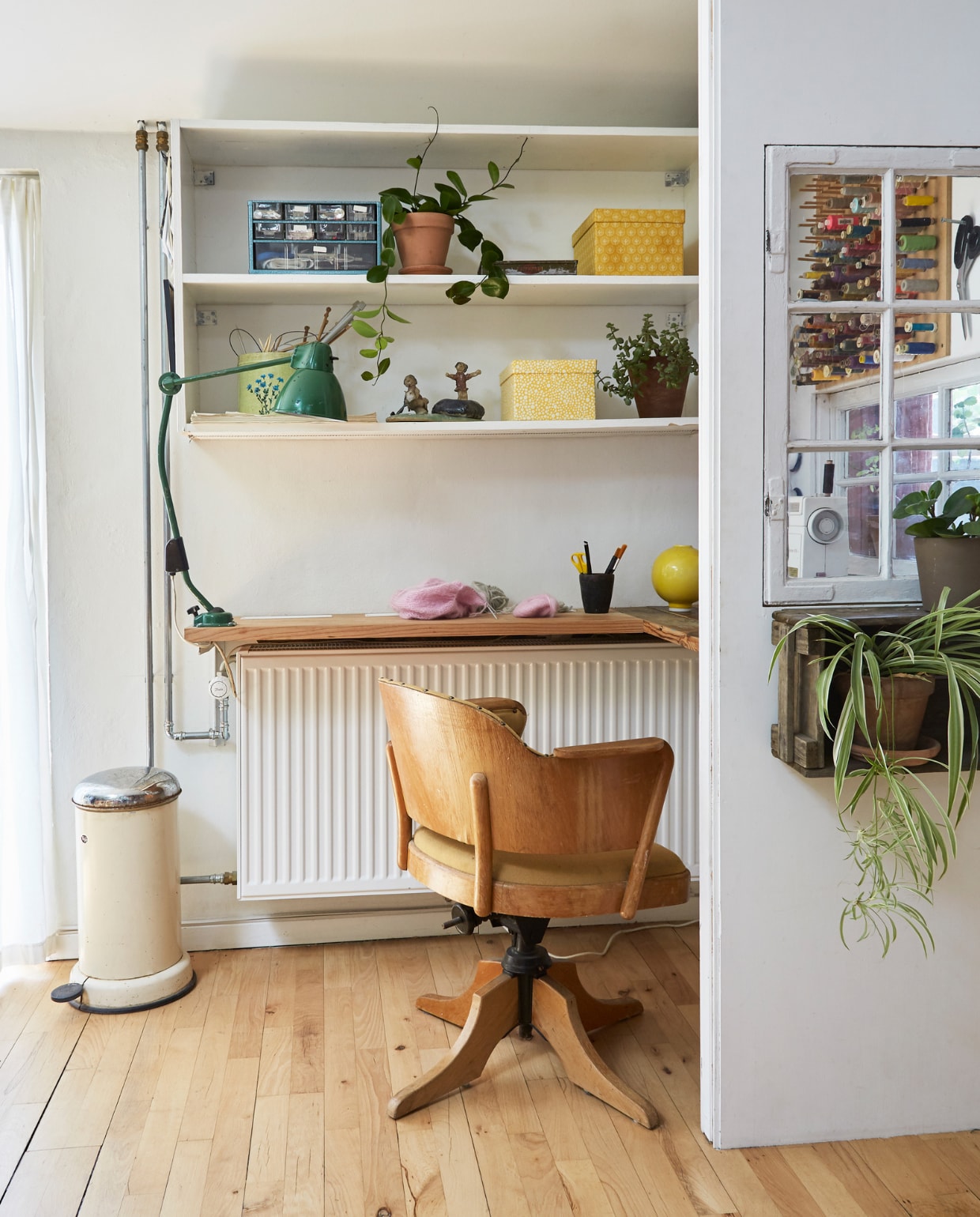 Bureaustoel vintage en opnieuw bekleed. Groene bureaulamp Gentofte Flea Market. Prullenbak Brabantia. Bureau en wandkast zelfgemaakt. Overig onbekend. vtwonen special binnenkijken 06-2023 | productie Living Inside | fotografie Anitta Behrendt | styling Rikke Graff Juel