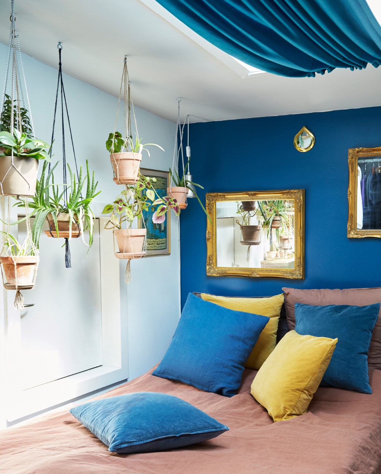 Plantenhangers zelfgemaakt. De sprei is een stuk linnen gekocht bij Stof &amp; Stil. Kussens Ikea en Sweet Treat. Overig onbekend. vtwonen special binnenkijken 06-2023 | productie Living Inside | fotografie Anitta Behrendt | styling Rikke Graff Juel