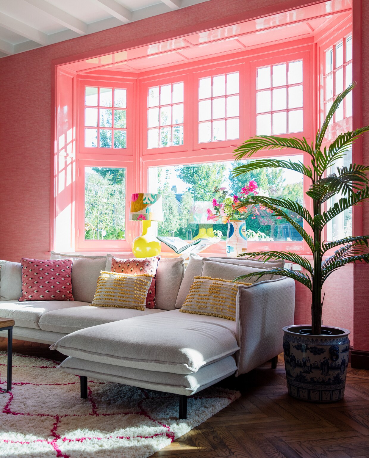 Houtverf Hebben van Histor, behang Thibaut, bank Karwei, tafellamp en plantenpot Eef Langeler Design, vloerkleed van Hip ’n Zo, roze kussens Sissy-Boy, stof lampenkap Pierre Frey. Overig onbekend. vtwonen 02-2023 | styling Ilona Jongepier | fotografie Dana van Leeuwen