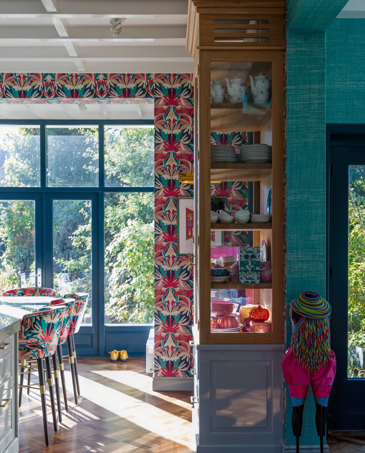 Behang print Harlequin, aquablauw behang Thibaut. Ontwerp barstoelen, keuken en kast Eef Langeler Design, houtverf kozijnen Hague Blue van Farrow & Ball, kunstwerk van Rien Bekkers via Anna Singer Art. Overig onbekend. vtwonen 02-2023 | styling Ilona Jongepier | fotografie Dana van Leeuwen