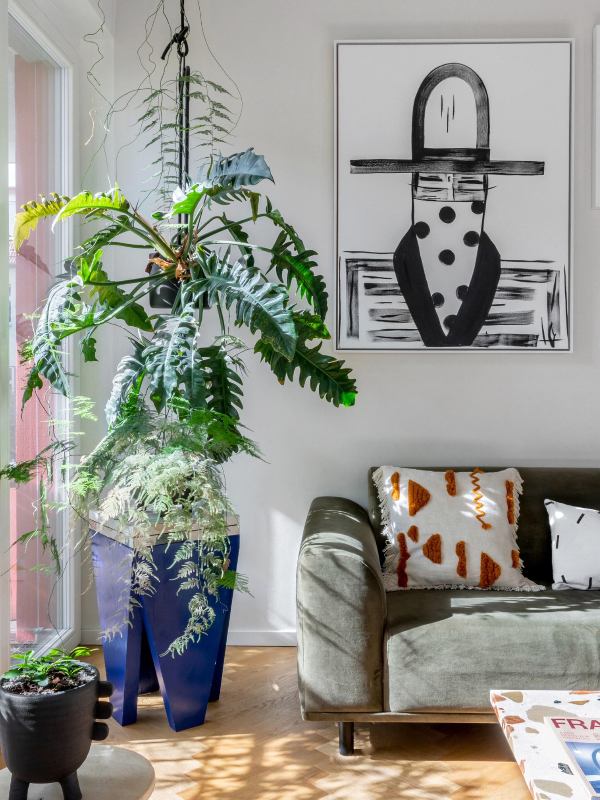 binnenkijken in een berlijns stadsappartement waar een terrazzo aanrecht en palmbehang zorgen voor kleur