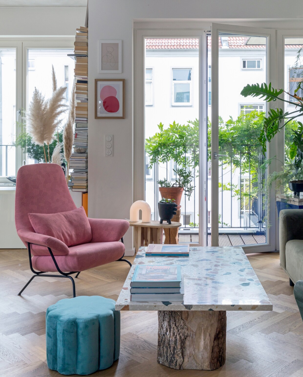 Fauteuil Hai van Luca Nichetto voor Hem in stof Razzle Dazzle Light Pink. Poef Floral van Jotex. Tafelblad salontafel Marmoreal van Dzek.Bijzettafel Studio Elliot White. Tafellamp Vuelta van Ferm Living. Bank Hannah van Bolia. Overig onbekend. vtwonen special binnenkijken 06-2023 | productie &amp; fotografie Anne-Catherine Scoffoni | styling Raini Peters