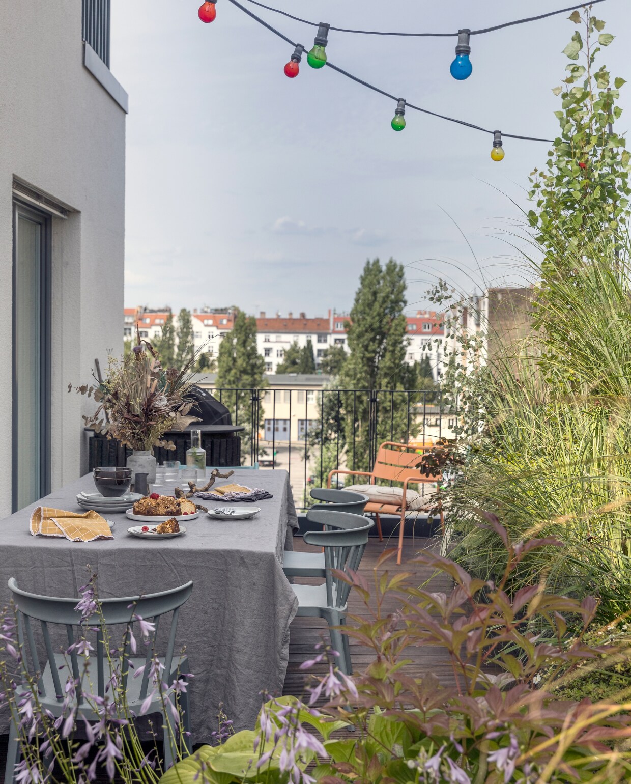 Oranje tuinfauteuil Ikea. Vergelijkbare tuinstoelen Woood. vtwonen special binnenkijken 06-2023 | productie &amp; fotografie Anne-Catherine Scoffoni | styling Raini Peters