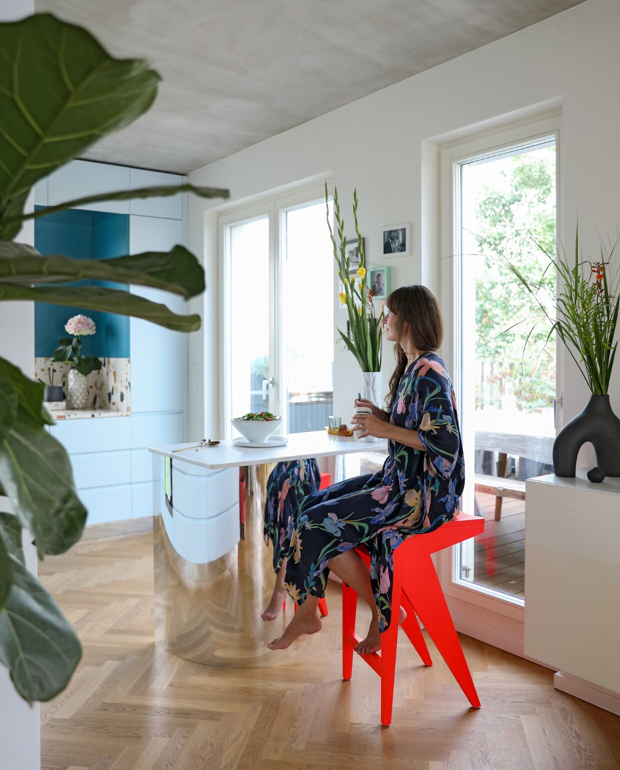 Barkruk Schulz van Objekte Unserer Tage. Vazen H&amp;M Home en Jotex. Keukenontwerp Julia en Elliot, gerealiseerd door Edgar Reinke Tischler. vtwonen special binnenkijken 06-2023 | productie &amp; fotografie Anne-Catherine Scoffoni | styling Raini Peters