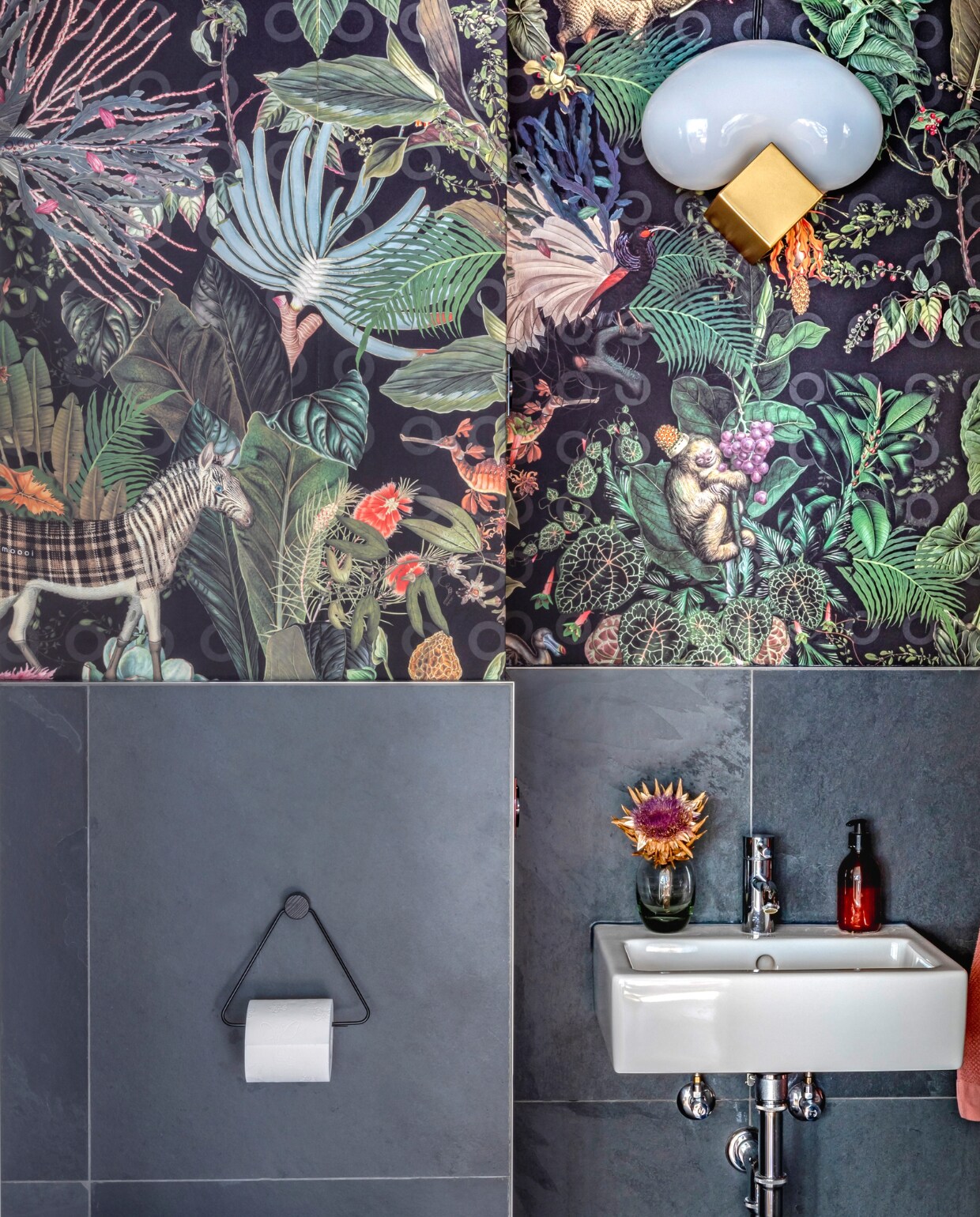 Behang Moooi. Wandlamp Eno Studio Beluga. Overig onbekend. vtwonen special binnenkijken 06-2023 | productie &amp; fotografie Anne-Catherine Scoffoni | styling Raini Peters