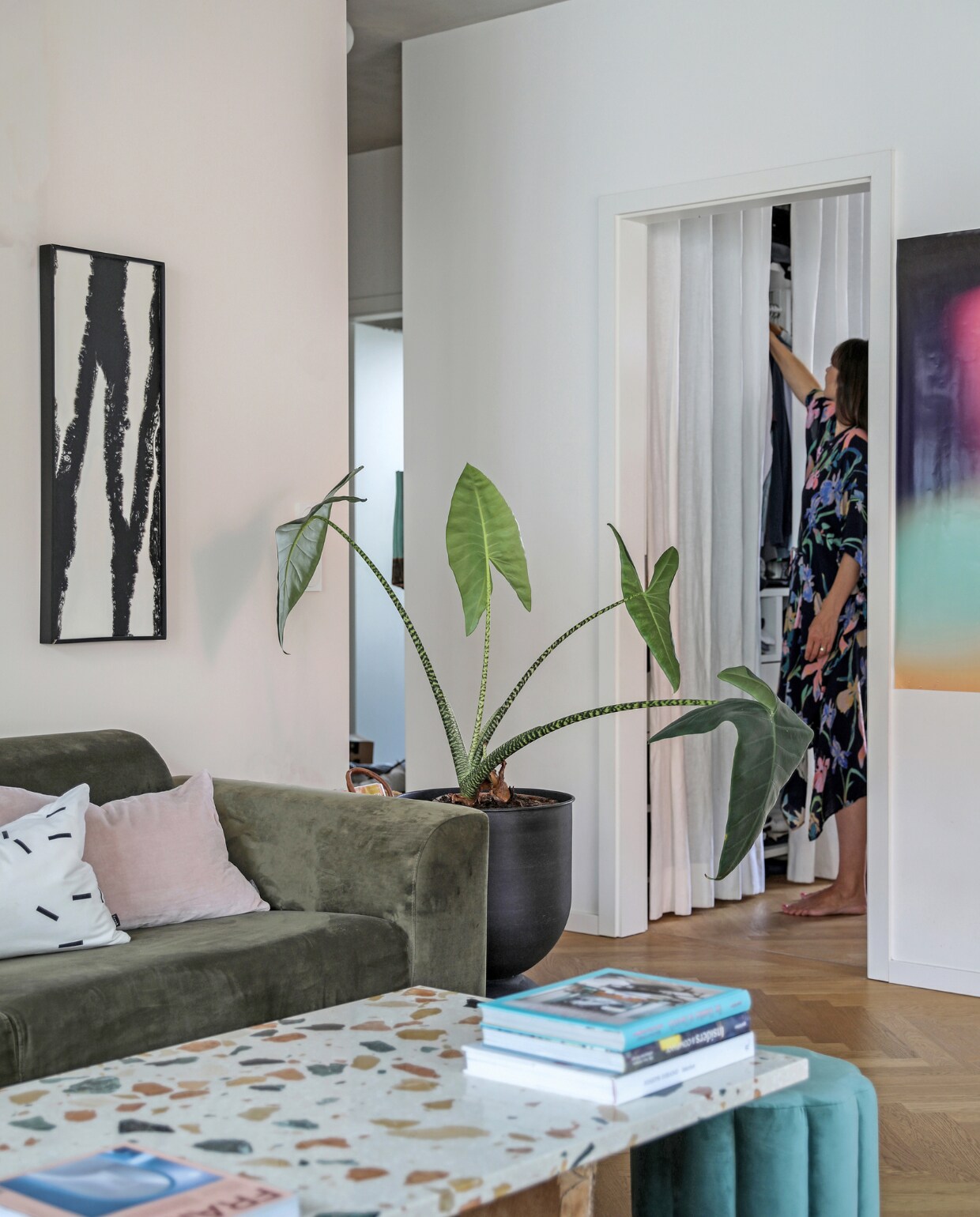 Tafelblad salontafel Marmoreal van Dzek. Poef Floral van Jotex. Bank Hannah van Bolia. Roze kussen Urbanara. Kunstwerk Am.Pm. Overig onbekend. vtwonen special binnenkijken 06-2023 | productie &amp; fotografie Anne-Catherine Scoffoni | styling Raini Peters